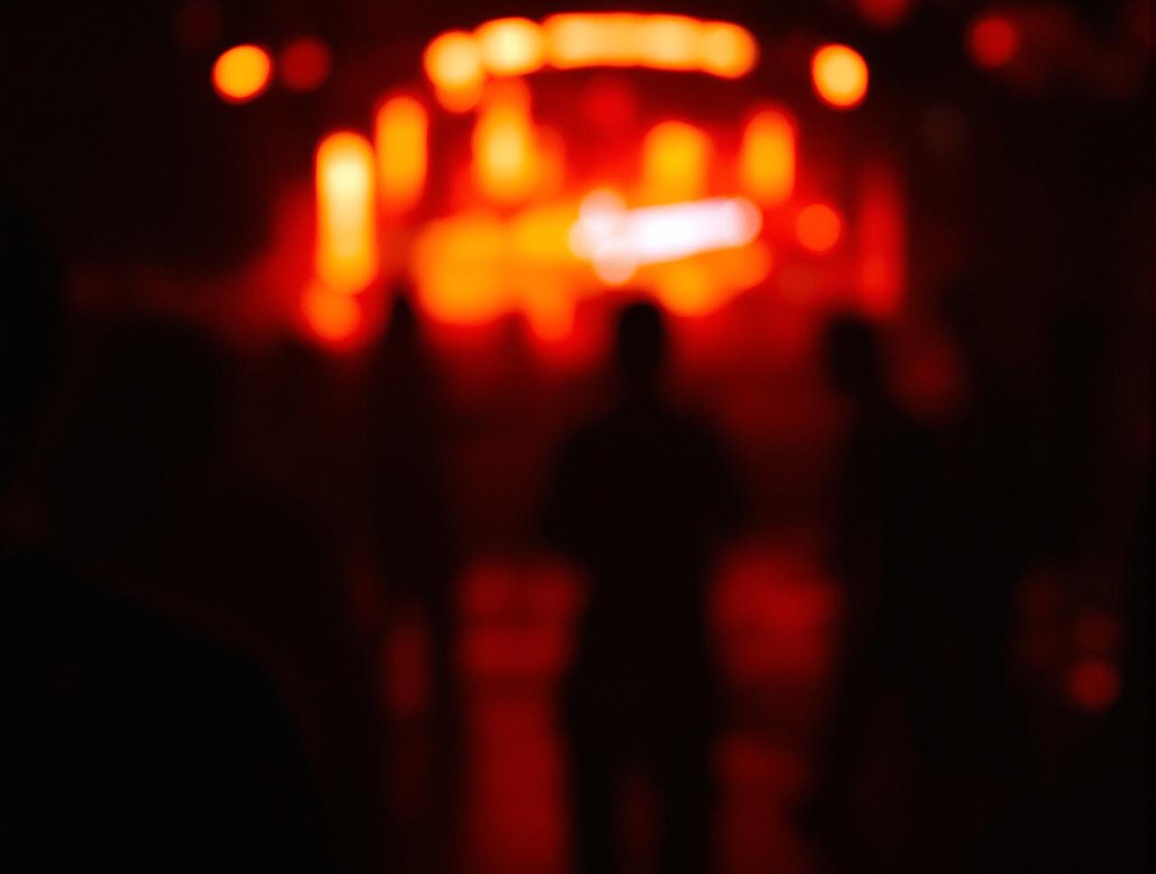 某知名男星深夜现身夜店，与神秘女子亲密互动