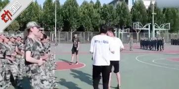 学长军训吃瓜被罚,学长吃瓜误事，罚单来袭