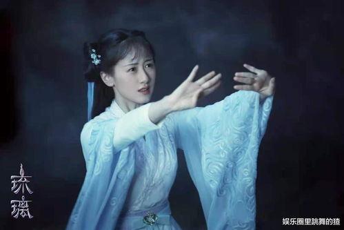 初遇夫妇吃瓜,甜蜜瞬间引网友热议