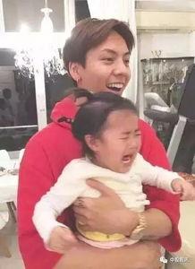 居家吃瓜儿童照,童趣盎然温馨满满